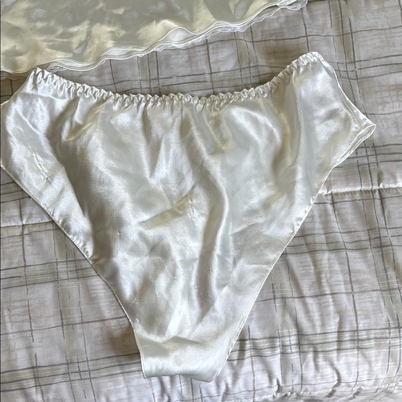 Elegant Lace Sleepwear Set in Cream - Picture 5 of 7